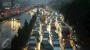Sejumlah Kendaraan terjebak macet dikawasan Duren tiga Jakarta Selatan, Jakarta, Senin (23/5). Hujan lebat yang mengguyur ibu kota membuat lalulintas di beberapa titik ruas jalan menjadi macet dan semrawut. (Liputan6.com/Yoppy Renato)