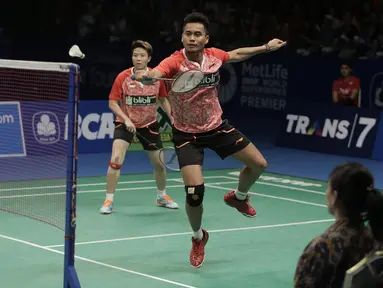 Ganda Campuran Indonesia, Tontowi Ahmad/Liliyana Natsir menahan kok dari Zheng Siwei/Chen Qingchen asal China dalam final BCA Indonesia Open 2017 di Jakarta, Minggu (18/6). Tontowi/Liliyana menang 22-20 21-15. (Liputan6.com/Faizal Fanani)