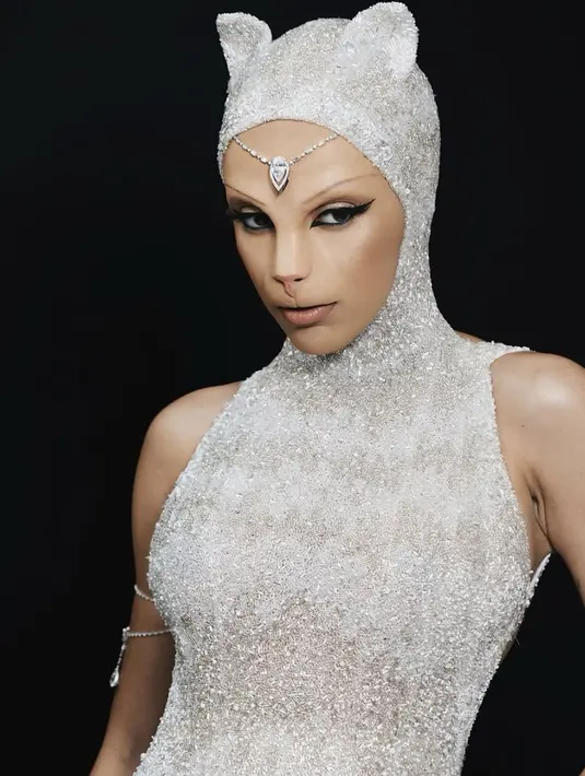 Melihat penapilan Doja Cat, ia berani tampil di luar comfort zone. Ia tampak menampilkan gaya beuty eklektik dengan ragam makeup dekoratif yang selalu sukses jadikan dirinya pusat perhatian. [Foto: Instagram/ Doja Cat]