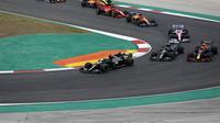 Pembalap Mercedes Lewis Hamilton setelah start selama Formula 1 GP Portugaldi Algarve International Sirkuit di Portimao, Portugal, Minggu (25/10/2020).  Lewis Hamilton tampil sebagai juara di Formula 1 GP Portugal. (Rafael Marchante, Pool via AP)
