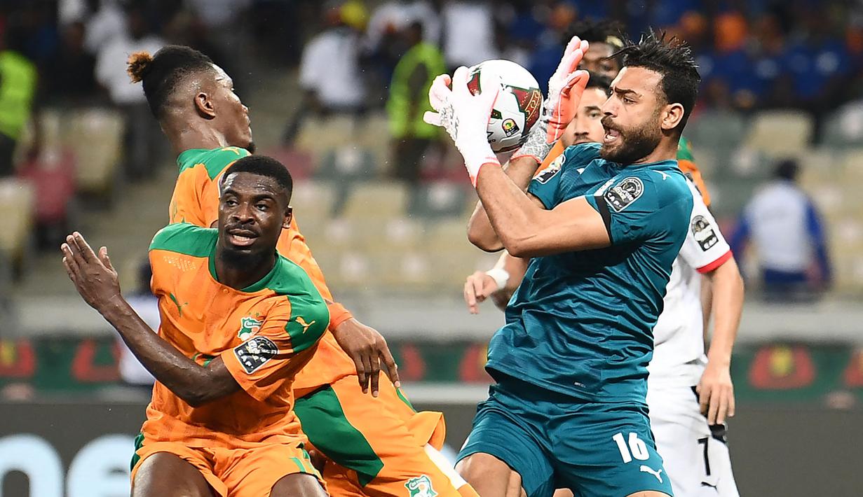 Hingga wasit meniupkan peluit panjang akhir pertandingan, tak ada gol yang tercipta. Hal tersebut memaksa pertandingan harus dilanjutkan ke babak dua kali 15 menit, yang ternyata kedua tim juga masih buntu. (AFP/Charly Triballeau)