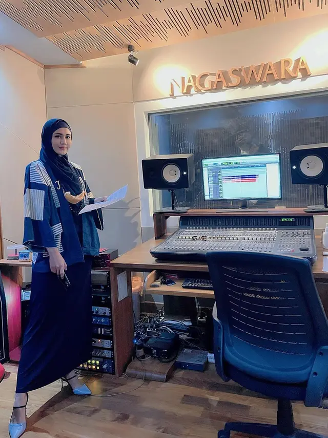 7 Gaya Juliana Moechtar Istri Mendiang Herman Seventeen Saat Tampil Berhijab
