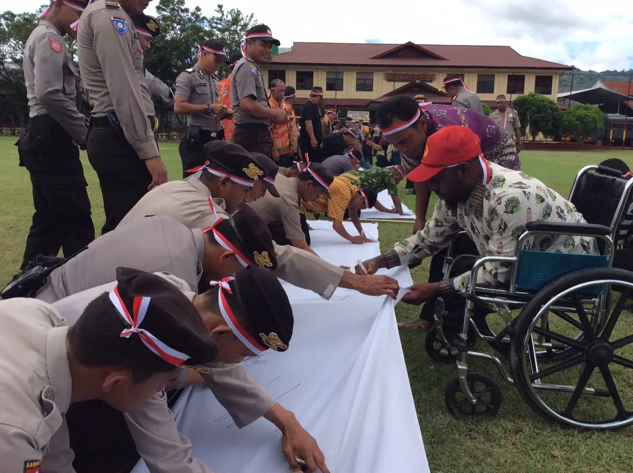 Tanda tangan dukungan Pilkada damai Papua. (Liputan6.com / Katharina Janur)