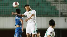 Rizky Ridho - Bek tengah Persebaya Surabaya ini menempati urutan teratas sebagai pemain muda Indonesia yang punya nilai pasar paling tinggi. Pemain kebanggaan Bajul Ijo itu memiliki nilai pasar mencapai 275 ribu euro (Rp4,6 miliar). (Foto: Bola.com/M Iqbal Ichsan)