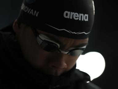 Perenang Indonesia, Jason Donovan berkonsentrasi sebelum berenang pada nomor 50 meter gaya bebas putra dalam Kejuarnas Akuatik Indonesia 2026 di Stadion Akuatik Gelora Bung Karno, Senayan, Jakarta, Jumat (01/05/2026). (Bola.com/Bagaskara Lazuardi)