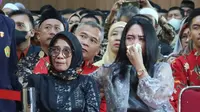 Ibu dan adik dari almarhum  Larasayu Putri Asyahrie terharu melihat tampilan  video yang memperlihatkan  foto almarhuma saat kuliah (Istimewa)