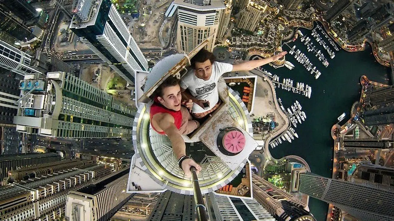 Selfie Terekstrem yang Dilakukan di Puncak Gedung Pencakar Langit