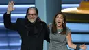 Sutradara Glenn Weiss seusai melamar kekasihnya, Jan Svendsen saat menerima penghargaan di atas panggung Emmy Awards 2018, Los Angeles, Selasa (18/9). Weiss mendapat penghargaan untuk Outstanding Directing for a Variety Special Emmy. (Robyn BECK / AFP)