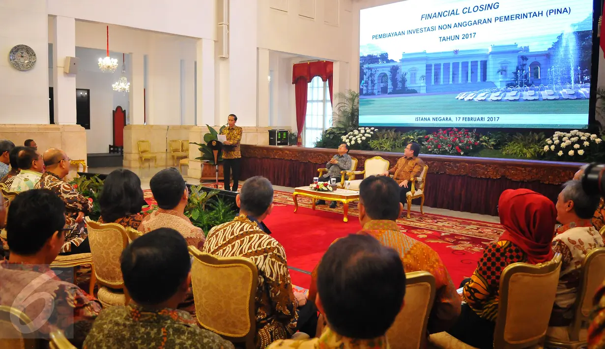 Presiden Jokowi saat membuka financial closing pembiayaan investasi non anggaran pemerintah (PINA) tahun 2017 khususnya untuk proyek jalan tol dari PT Waskita Karya (Persero) Tbk, di Istana Negara, Jakarta, Jumat (17/2). (Liputan6.com/Angga Yuniar)