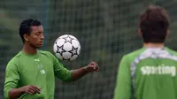 Luis Nani saat berlatih dengan Sporting (FRANCISCO LEONG / AFP)
