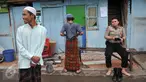 Warga bersama anggota polisi seusai melaksanakan Shalat Jumat di sebuah masjid di kawasan Kalijodo, Jakarta, Jumat (26/2). Shalat Jumat ini merupakan yang terakhir sebelum penertiban kawasan Kalijodo oleh Pemkot DKI. (Liputan6.com/Gempur M Surya)