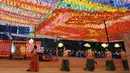 Umat Buddha mengenakan masker membawa lampion untuk merayakan ulang tahun Buddha yang akan datang pada 19 Mei di kuil Jogye, Seoul, Korea Selatan (6/5/2021). Warna-warni lampion dipasanga untuk merayakan ulang tahun Buddha yang akan datang pada 19 Mei. (AP Photo/Lee Jin-man)