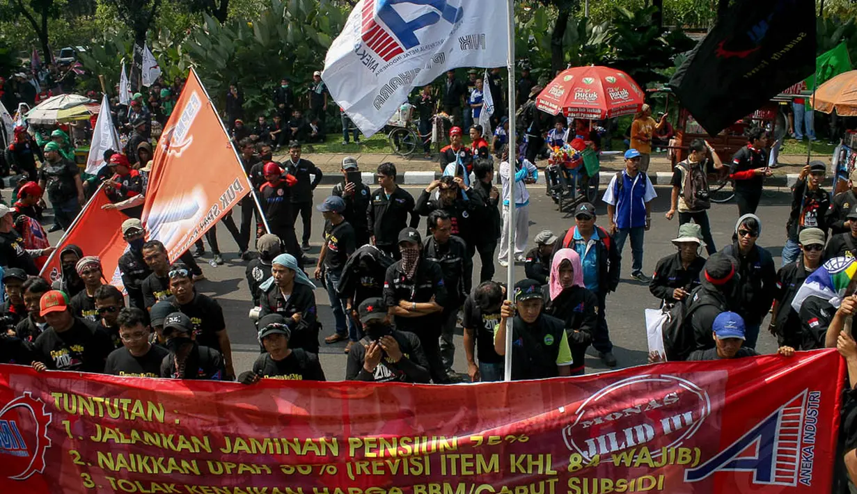 Ribuan buruh melakukan unjuk rasa di depan Balai Kota, Jakarta, Kamis (2/10/14). (Liputan6.com/Faizal Fanani)