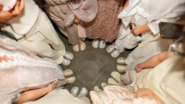 Era Shimmer Belum Berakhir! Intip Gaya Modest Lebaran ala Naura Ayu dengan Crocs