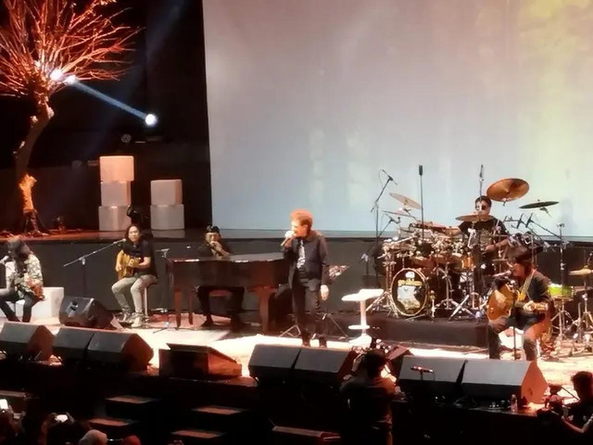 Konser God Bless Unplugged Penuh Tawa, Kenangan dan Kejutan