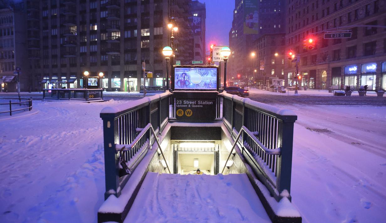Suasana sekitar stasiun metro di Madison Square Park, Manhattan, Selasa (14/3). Badai salju melanda hampir separuh wilayah Amerika Serikat ketika sebagian besar wilayah Pantai Timur mengalami badai musim dingin paling buruk. (Eric BARADAT/AFP)