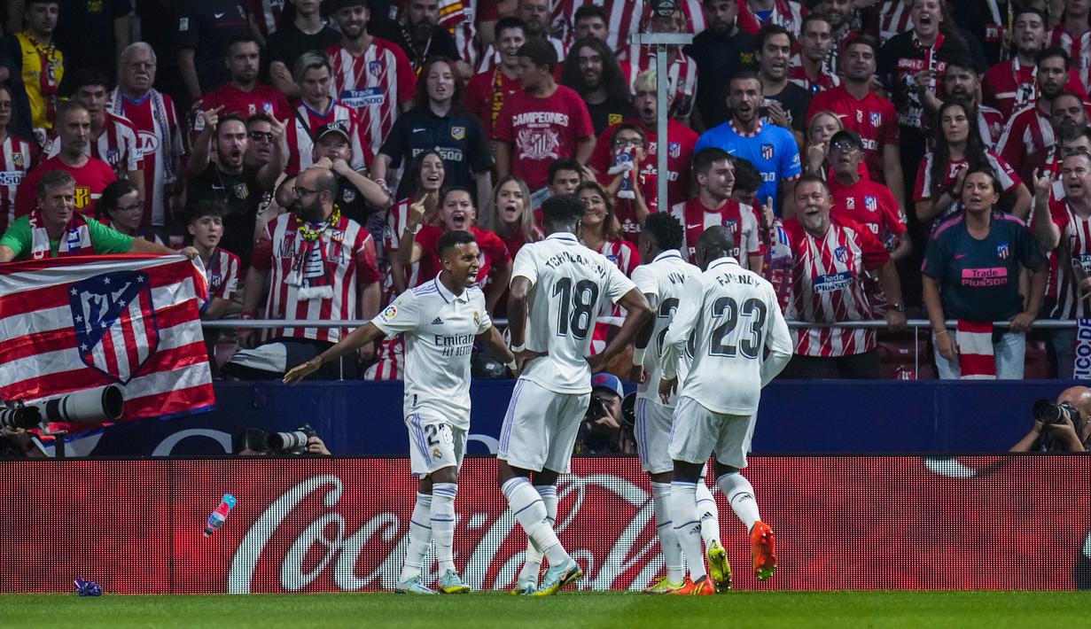 Penyerang Real Madrid, Rodrygo (kiri) merayakan dengan rekan setimnya setelah mencetak gol ke gawang Atletico Madrid selama pertandingan lanjutan La Liga Spanyol di stadion Wanda Metropolitano di Madrid, Spanyol, Senin (19/9/2022).  Real Madrid asuhan Carlo Ancelotti kini masih sempurna dengan mengoleksi 18 poin dari enam laga. (AP Photo/Manu Fernandez)