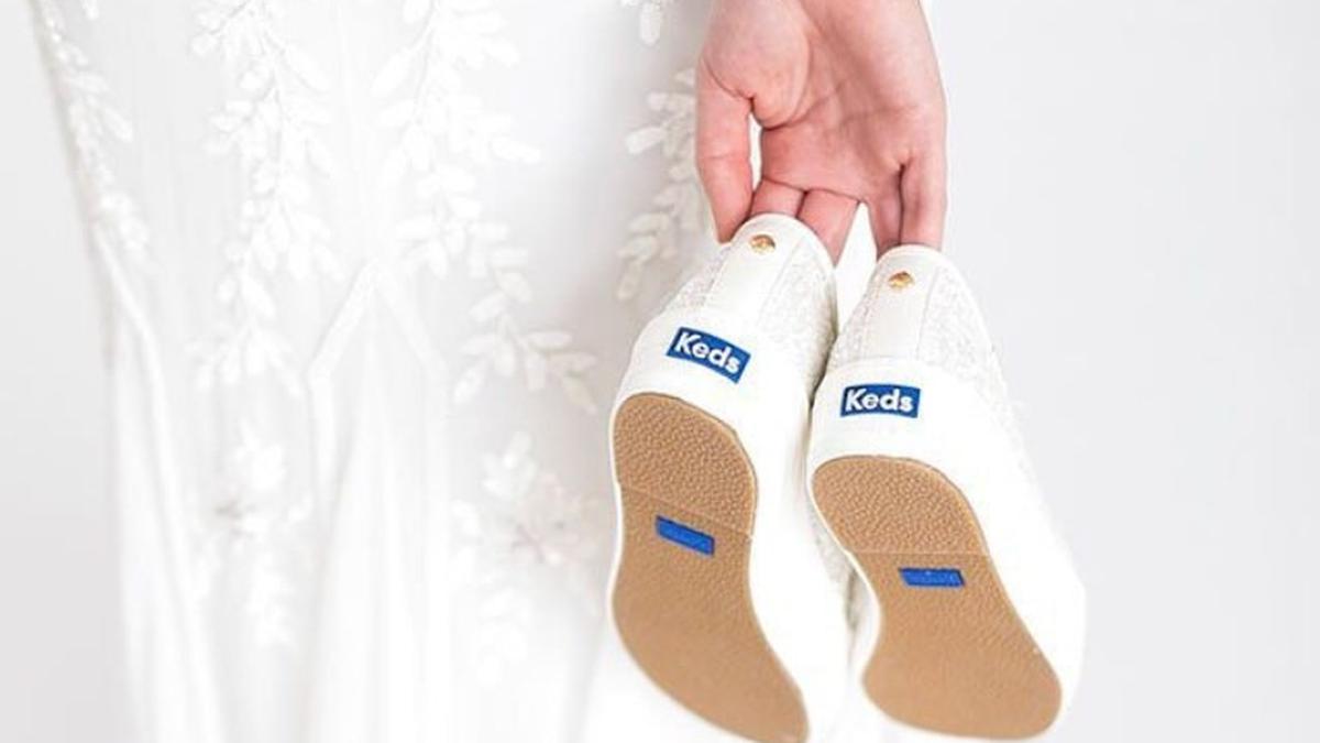 8 Inspirasi Mix and Match Dress dan Sepatu Sneakers yang Trendi dan Nyaman