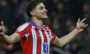 Julian Alvarez merayakan gol pada laga Athletic Bilbao vs Atletico Madrid di pekan ke-26 La Liga 2024/2025 (c) Ofisial X LALIGA