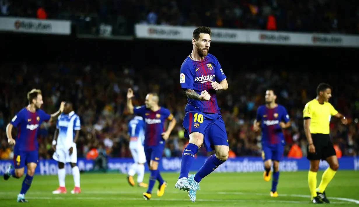 Bintang Barcelona, Lionel Messi merayakan hattrick ke gawang Espanyol pada laga La Liga Spanyol di Stadion Camp Nou, Katalonia, Sabtu (9/9/2017). Barcelona menang 5-0 atas Espanyol. (AP/Manu Fernandez)