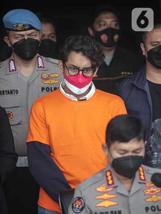 Musikus Ardhito Pramono (tengah) dihadirkan saat rilis kasus penyalahgunaan narkoba di Polres Jakarta Barat, Kamis (13/1/2022). Ardhito ditangkap polisi di rumahnya di kawasan Jakarta Timur pada Rabu kemarin, 12 Desember 2022. (Liputan6.com/Faizal Fanani)