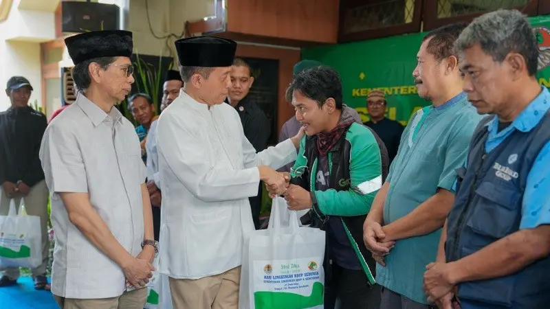 Sekretaris Jenderal KLHK Bambang Hendroyono saat membagikan hewan kurban kepada warga. (Istimewa)