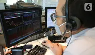 Pialang tengah mengecek Indeks Harga Saham Gabungan (IHSG) di Jakarta, Kamis (9/9/2021). IHSG Bursa Efek Indonesia (BEI) pada Kamis sore ditutup menguat 42,2 poin atau 0,7 persen ke posisi 6.068,22 dipicu aksi beli oleh investor asing. (Liputan6.com/Angga Yuniar)