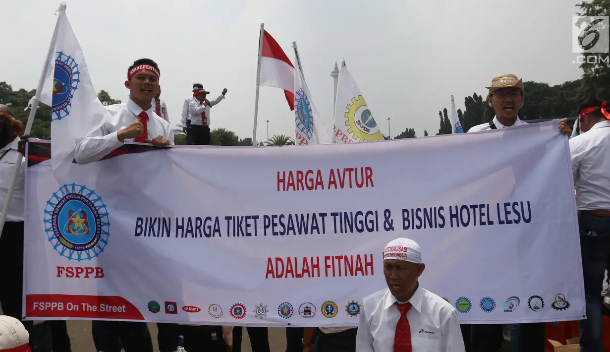Serikat Pekerja Pertamina membentangkan spanduk dalam aksi damai di depan Istana, Jakarta, Selasa (19/2).  Dalam aksinya, mereka mengklaim bahwa harga avtur PT Pertamina (Persero) tidak berpengaruh pada mahalnya tiket pesawat. (Liputan6.com/Angga Yuniar)
