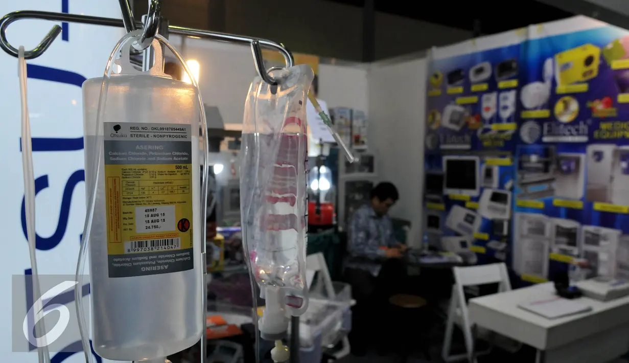 Sejumlah alat kesehatan saat digelarnya pameran alat kesehatan dan perbekalan kesehatan rumah tangga di Jakarta Convention Center (JCC),  Jakarta, Jumat (16/10). Acara akan berlangsung hingga 17 Oktober 2015.(Liputan6.com/Johan Tallo)
