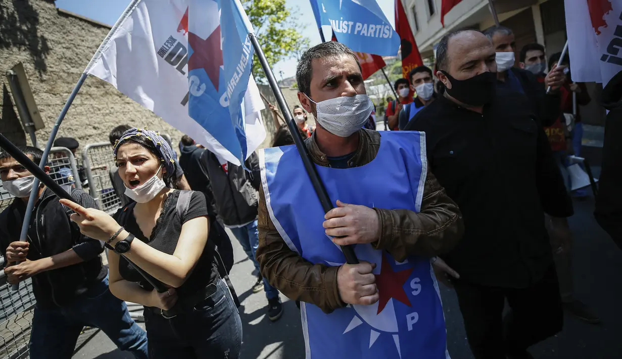 Demonstran meneriakkan slogan-slogan selama memprotes kematian George Floyd di dekat Konsulat AS di Istanbul, Turki, Kamis (4/6/2020). Kematian pria kulit hitam George Floyd saat ditangkap oleh polisi Amerika Serikat memicu kemarahan di sejumlah negara. (AP Photo/Emrah Gurel)