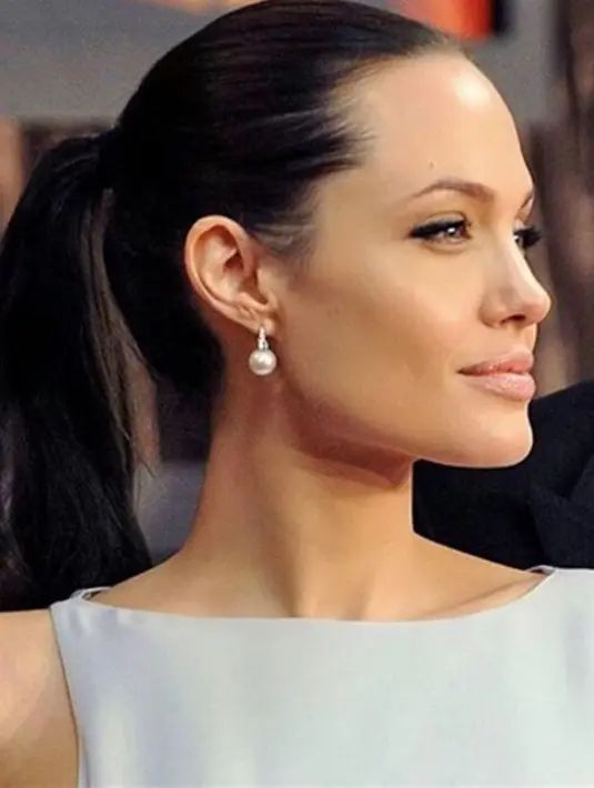 Diungkapkannya bahwa sejauh ini ia selalu berusaha untuk tegar meskipun merasakan sedih dan terpuruk. Keadaan yang baik-baik saja belakangan ini bukan lah yang sebenarnya terjadi. (Instagram/angelinajolie)