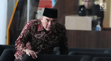 Bupati Jepara Ahmad Marzuqi menunggu panggilan penyidik saat akan menjalani pemeriksaan di Gedung KPK, Jakarta, Senin (13/5/2019). Marzuqi diperiksa sebagai tersangka terkait suap dalam putusan atas praperadilan dugaan korupsi penggunaan dana bantuan parpol di PN Semarang. (merdeka.com/Dwi Narwoko)