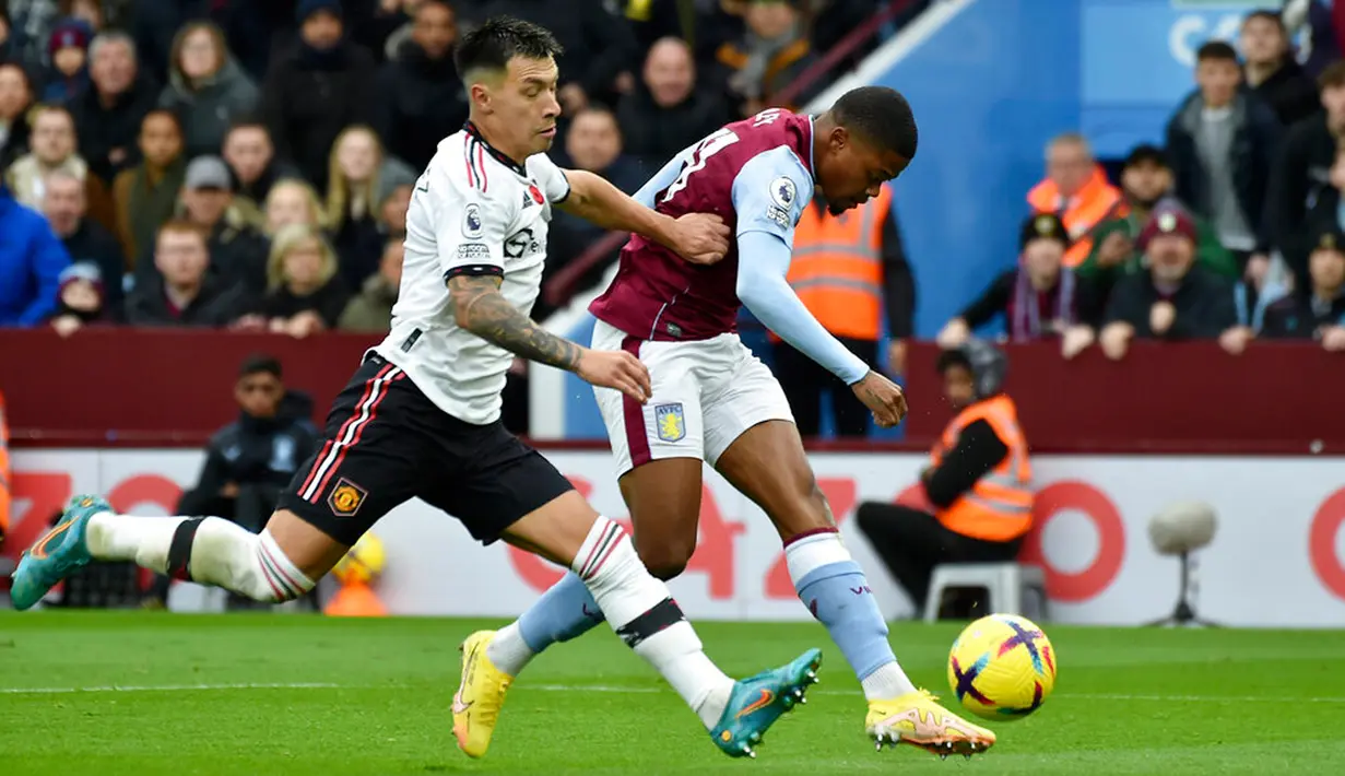 Pemain Aston Villa Leon Bailey (kanan) mencetak gol ke gawang Manchester United pada pertandingan sepak bola Liga Inggris di Villa Park, Birmingham, Inggris, 6 November 2022. Aston Villa mempermalukan Manchester United dengan skor 3-1. (AP Photo/Rui Vieira)