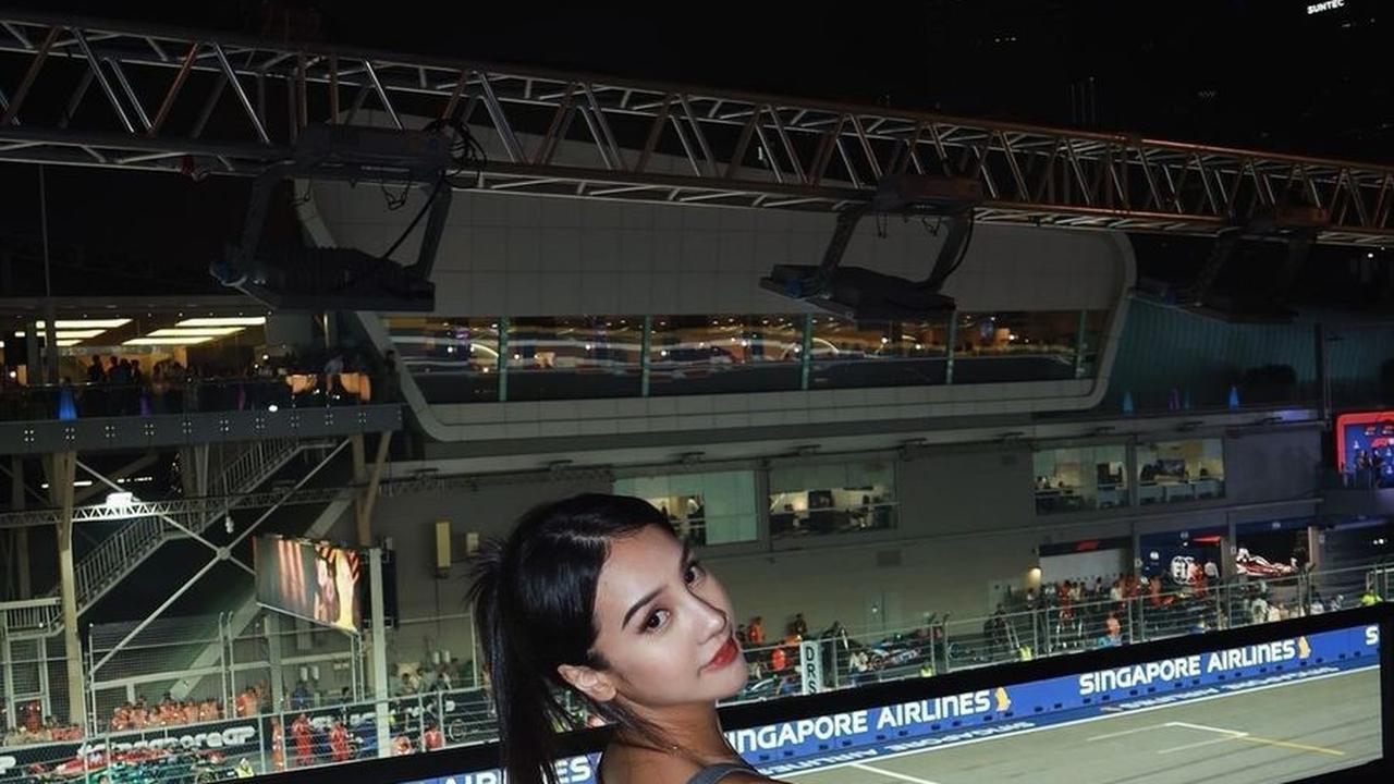 Baru-baru ini, Anya Geraldine membagikan momen serunya saat menonton F1 di Singapura. Ia terlihat menikmati balapan dari area VIP yang berada di atas.<br>
