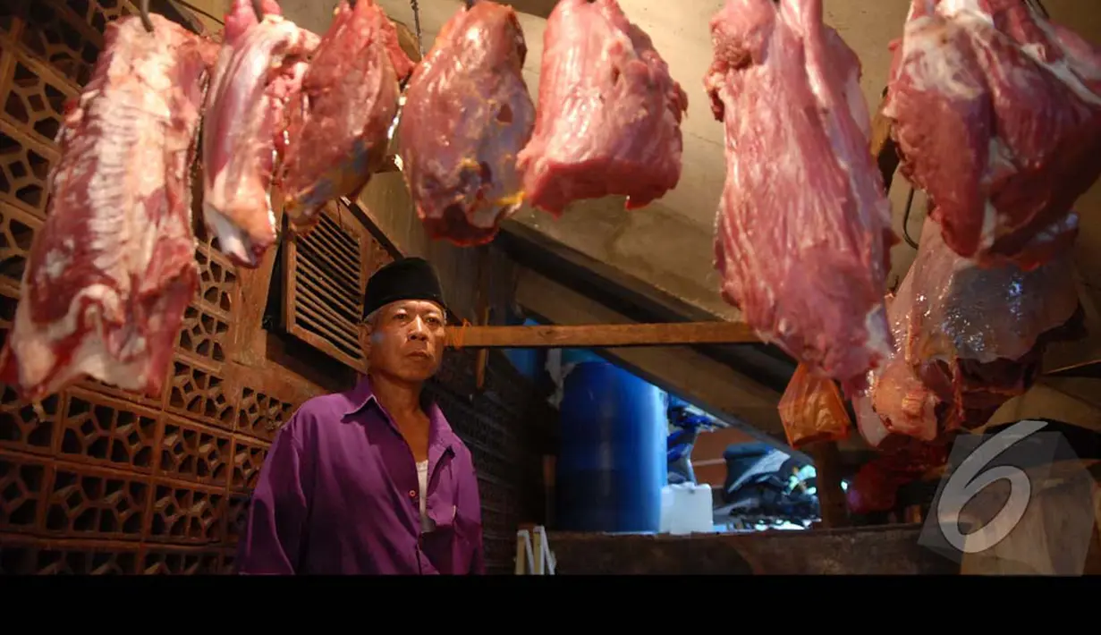 Dari pantauan Liputan6.com, harga daging sapi sudah menyentuh Rp 125 ribu per kilo, Pasar Minggu, Jakarta, Kamis (24/7/2014) (Liputan6.com/Miftahul Hayat)