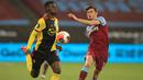 Bek West Ham United, Aaron Cresswell, berebut bola dengan gelandang Watford, Ismaila Sarr, pada laga lanjutan Premier League pekan ke-36 di London Stadium, Sabtu (18/7/2020) dini hari WIB. West Ham menang 3-1 atas Watford. (AFP/Adam Davy/pool)