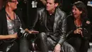 Aktor Jim Carrey berbincang dengan awak media saat menghadiri pemutaran film 'Jim and Andy: The Great Beyond' selama Festival Film Venice ke-74 di Venesia, Italia, (5/9). (AFP Photo/Domenico Stinellis)