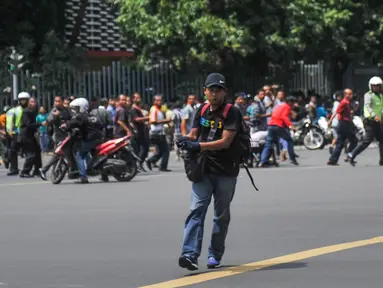 Salah satu pelaku penembakan di persimpangan Sarinah, Jalan MH Thamrin, Jakarta, tertangkap kamera, Kamis (14/1). Pelaku mengeluarkan senjata di tengah kepanikan warga pasca ledakan bom. (REUTERS/Veri Sanovri/Xinhua)
