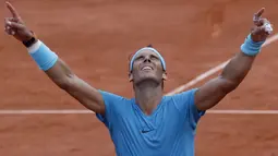 Ekspresi Rafael Nadal merayakan kemenangan atas Dominic Thiem pada final Prancis Terbuka 2018 di Roland Garros stadium, Paris, (10/6/2018). Nadal menang tiga set 6-4, 6-3, 6-2. (AP/Michel Euler)
