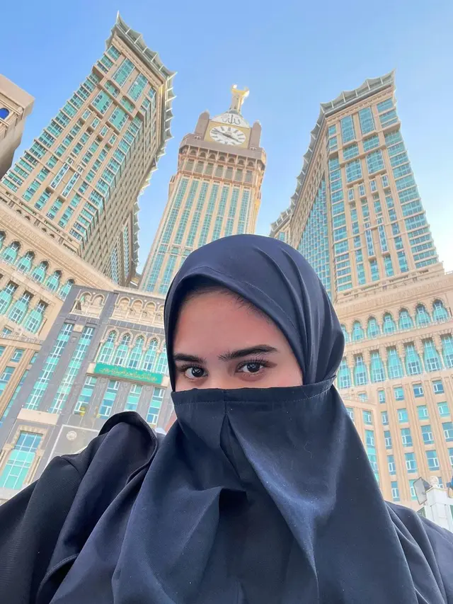 Potret Tisaa Biani saat umrah, cantik dan didoakan istiqomah berhijab