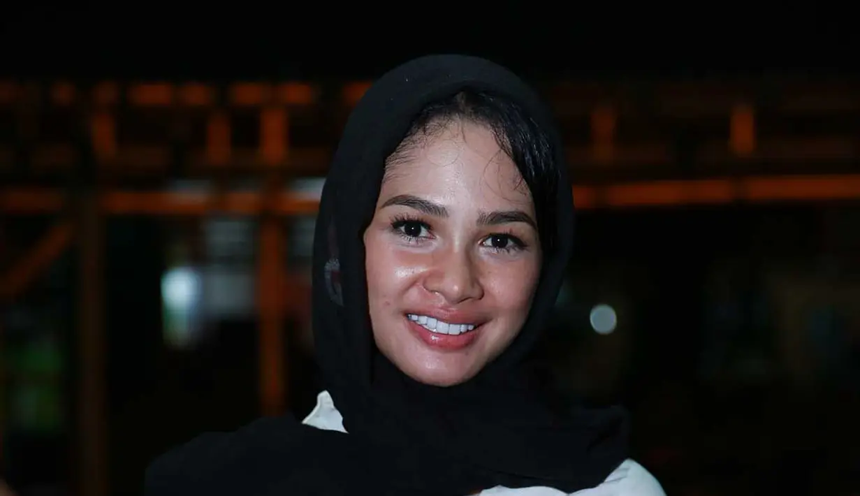 Andien tampil cantik dengan busana muslim di bulan Ramadan. (Deki Prayoga/Bintang.com)