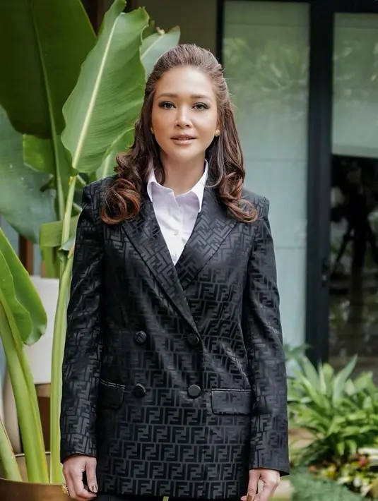 Penampilan hitam putih ala Maia Estianty disempurnakan dengan riasan wajah natural polesan Bumiauw dan tata rambut Tommy Halyumi. Senyum Maia Estianty dalam foto ini membuat pesonanya kian tajam. “Menjadi Alpha Female tuh gak masalah. Mandiri, berani, kuat dan percaya diri,” demikian penulis lagu “Teman Tapi Mesra” mendefinisikan sosok Alpha Female. Bagaimana menurut Anda? (Foto: Dok. Instagram @maiaestiantyreal)