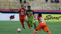 Pemain Bhayangkara FC, Indra Kahfi, membawa bola di antara dua pemain Pusamania Borneo FC saat kedua tim bertemu di Stadion Delta Sidoarjo, Jumat (7/10/2016). (Bola.com/Fahrizal Arnas)