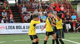 Ekspresi pemain U-11 setelah mencetak gol ke gawang lawannya dalam laga Liga Bola Indonesia 2016 pekan ke-5 di Sabnani Park, Alam Sutera, Tangerang, Minggu (2/10/2016). (Bola.com/Liga Bola Indonesia)