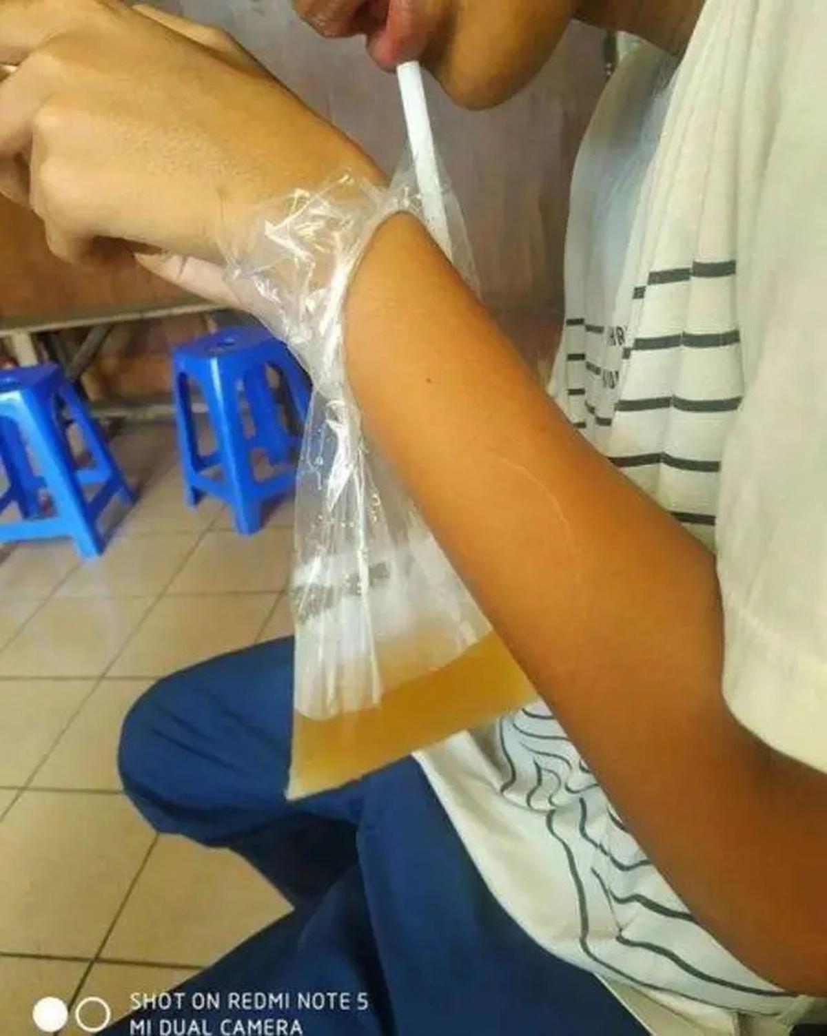 10 Potret Kocak Orang Minum Es Teh di Cuaca yang Panas Ini Bikin Tepuk Jidat