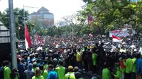 Ribuan mahasiswa yang memprotes revisi UU KPK memenuhi jalan Pahlawan Semarang. (foto: Liputan6.com / felek wahyu)