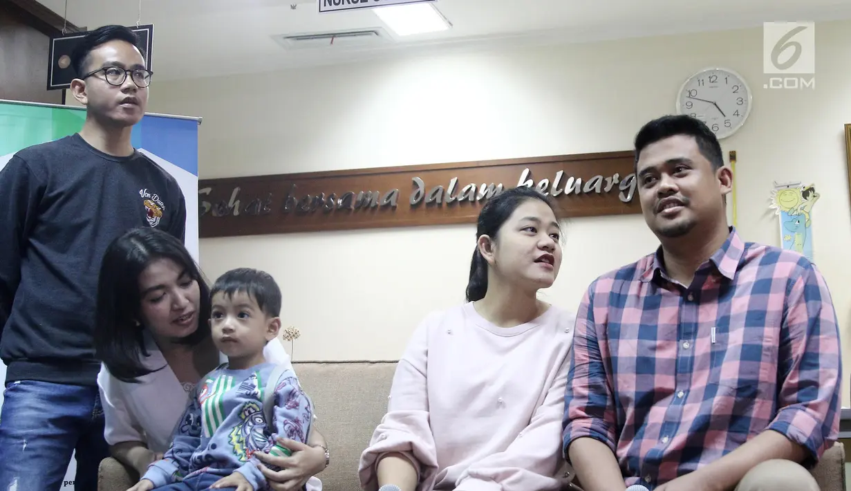 Putri Presiden Joko Widodo atau Jokowi, Kahiyang Ayu dan suami Bobby Nasution saat jumpa pers di RS YPK Mandiri, Jakarta, Jumat (3/8). Kahiyang dan Bobby memberi nama bayi mereka Sedah Mirah Nasution. (Liputan6.com/Herman Zakharia)