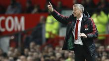 Pelatih Manchester United, Ole Gunnar Solskjaer, memberikan instruksi saat melawan Bournemouth pada laga Premier League di Stadion Old Trafford, Manchester, Minggu (30/12). MU menang 4-1 atas Bournemouth. (AP/Martin Rickett)