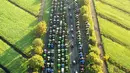 Pemandangan dari udara memperlihatkan traktor memblokir jalan di De Bilt, Belanda, Rabu (16/10/2019). Pemerintah menyatakan emisi dari mesin-mesin pertanian turut menyumbang polusi karbon dan menyulitkan upaya menghambat laju perubahan iklim. (Jerry Lampen/ANP/AFP)