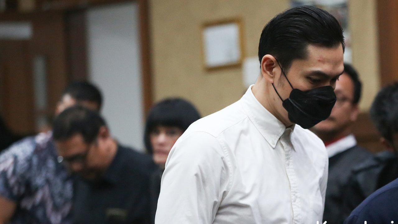 7 Potret Harvey Moeis Jalani Sidang Tuntutan Atas Kasus Korupsi Timah, Tampil Rapi Kenakan Kemeja Putih dan Masker Hitam